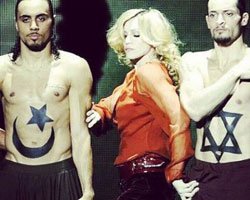 Madonna... BİR YANINDA AY-YILDIZ, BİR YANINDA DAVUT YILDIZI!