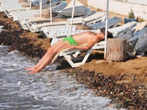 Sarp Apak... GÜNEŞLENME ŞEKLİ GÖRENLERİ ŞAŞIRTTI !..