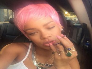 Rihanna... SEKSİ ŞARKICI SOYADINI MARKA YAPIYOR !..
