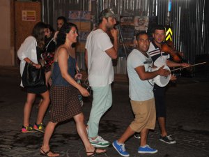 Meltem Cumbul... YAĞMURDAN KAÇARKEN DOLUYA TUTULDU!