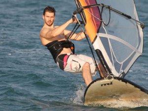 Emre Kızılırmak... PROFESYONEL SÖRFÇÜLERE TAŞ ÇIKARDI!