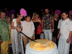 Burcu Güneş... `ÖZEL MÖNÜ`LÜ DOĞUM GÜNÜ!