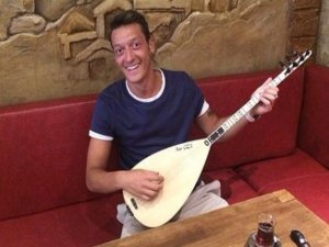 Mesut Özil... YILDIZ FUTBOLCUNUN BAĞLAMA AŞKI !..