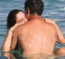 Nur Fettahoğlu... YAĞMURDAN KAÇARKEN, DOLUYA TUTULDU!