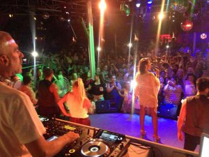 Demet Akalın... "ÇIKMAM" DEDİĞİ GÜN OLAN 17 AĞUSTOS`TA SAHNEDE!