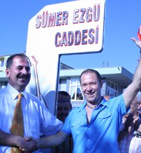 Sümer Ezgü... ADI BÜYÜDÜĞÜ CADDEYE VERİLDİ...