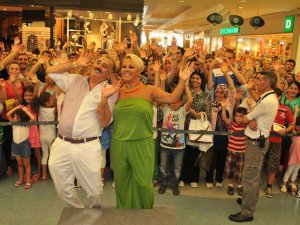 Safiye Soyman-Faik Öztürk... SEMPATİK ÇİFT ÖZÇEKİM MODASINA UYDU!