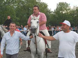 İsmail Türüt... YARIŞ ATLARINA HACİZ!