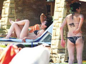 Gonca Vuslateri... VASFİYE TEYZE BİKİNİLİ!