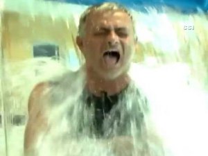 Jose Mourinho... `BİR KOVA BUZ` DAN NASİBİNİ ALDI!