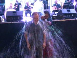 Sümer Ezgü... ÖNCE KONSER, SONRA BUZ KOVASI!