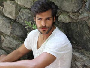 Serkan Çayoğlu... MODELLİKTEN OYUNCULUĞA NASIL GEÇTİ?