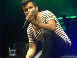 Kenan Doğulu... SAHNEDE DÜŞTÜ!