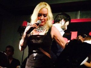 Özlem Savaş... MÜZİKTEN VAZGEÇMİYOR!