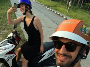 Soner Sarıkabadayı... SEVGİLİYLE UZAKDOĞU TURUNDA!