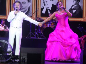 Nükhet Duru - Timur Selçuk... AÇIK HAVA SAHNESİ`NDE DEVLERİN AŞKI!