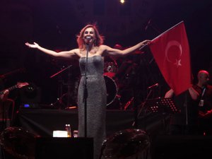 Funda Arar... SAHNEDE GÖZYAŞLARINI TUTAMADI!