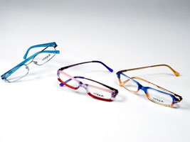 RAY-BAN,  TİTANYUM METAL VE ERGONOMİK OPTİK ÇERÇEVELERİNİ GÖRÜCÜYE ÇIKARDI.