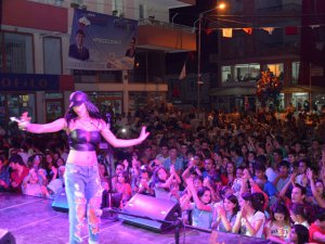 Hatice... YENİDEN SAHNELERE DÖNDÜ!