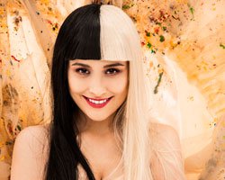 Elif Kaya... İKİ RENKLİ ŞAÇ MODASINI BAŞLATTI!