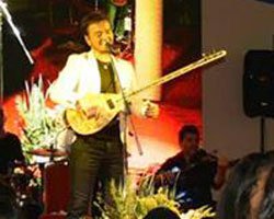 Orhan Ölmez... FESHANE`DE MÜZİK ZİYAFETİ!