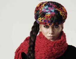 Sibel Tüzün... MODELLERE TAŞ ÇIKARTTI!