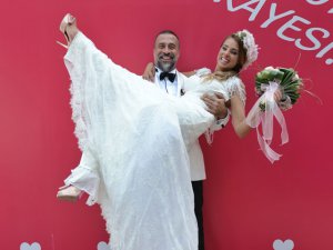 Doğa Rutkay-Kerimcan Kamal... KARNAVAL HAVASINDA DÜĞÜN!