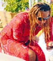 Asena... BİKİNİSİNİ GÖSTERMEDİ!