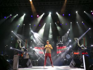 Kenan Doğulu... COŞKULU KALABALIĞA, COŞKU DOLU BİR KONSER !..