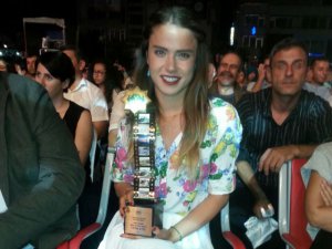 Ceyda Ateş... `UMUT VEREN GENÇ OYUNCU` ÖDÜLÜNE LAYIK GÖRÜLDÜ!
