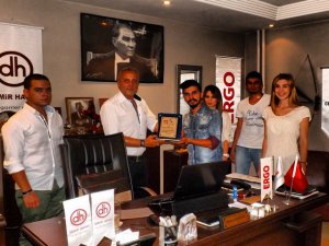 `MUTLULUĞUN ADRESİ`NDEN, `MAGAZİNKOLİK.COM`A ANLAMLI TEŞEKKÜR PLAKETİ !...