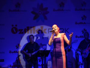 Candan Erçetin.... HEM KULAKLARA HEM DE  GÖZLERE HİTAP ETTİ !..