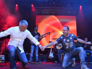 Sümer Ezgü...MANAVGAT`TA HEM OYNADI, HEM OYNATTI!