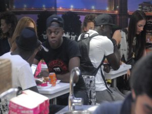 Beşiktaş`ın yıldız futbolcusu Demba Ba... AİLECE BEBEK`TE WAFFLE KEYFİ !..