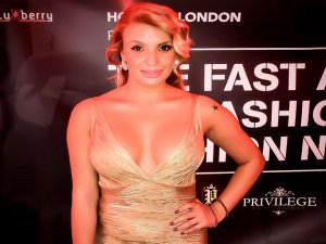 Magazinkolik güzeli Elif Çelik... SEKSİLİĞİ VE GÜZELLİĞİ İLE `LONDON FASHİON WEEK` GALASINA DAMGA VURDU !..