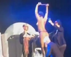 Lady Gaga... İSTANBUL SAHNESİNDE SOYUNDU!