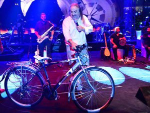 Volkan Konak... TRAFİĞİ BİSİKLETLE ÇÖZDÜ!