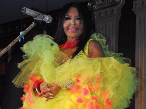 Bülent Ersoy... KIBRIS`TA ORHAN GENCEBAY ŞARKILARI!