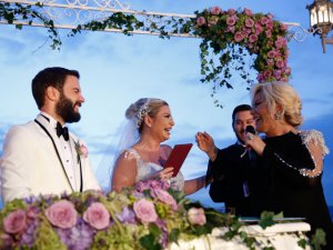 Emel Sayın... YEĞENİNİ EVLENDİRDİ!