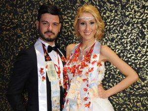 Seçil İnce... CEMİL İPEKÇİ`NİN MANKENİNE ÇİFTE DÜĞÜN!