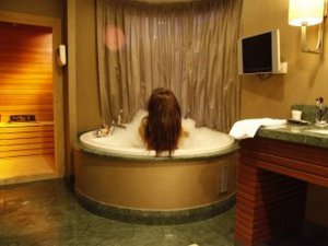 Serenay Aktaş... `SURVİVOR`GÜZELİ, `FİGÜRAN` FİLMİNDE JAKUZİYE GİRDİ !..