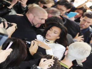Kim Kardashian... SEKSİ YILDIZA, `PARİS MODA HAFTASI`NDA BEKLENMEDİK SALDIRI !..
