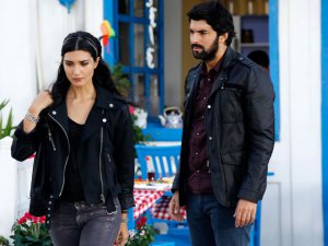 `Kara Para Aşk`... ÖMER, TAYYAR`IN KAPISINA DAYANDI!