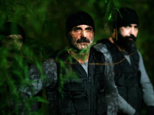 Kaçak... SERHAT VE EKİBİ YENİ TEHLİKEYE ATILIYOR!