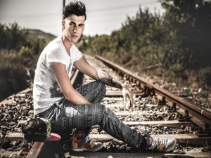 Bertan Asllani... MAKEDONYA`NIN POP STARI, YİNE İDDİALI GELİYOR !..