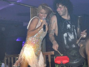 Kendi... NEW YORK`U SAHNESİYLE ADETA BÜYÜLEDİ !..