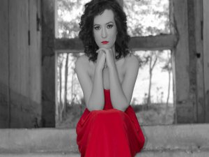 Emine Özata... `NAR- I AŞK` İLE SEVENLERİN KALBİNE DOKUNUYOR !..