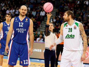 Beren Saat... MEME KANSERİ İÇİN `PEMBE TOP`LA BASKETBOL MAÇINA ÇIKTI!