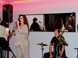 Nurcan Eren... İLK ALBÜMÜNDE YER ALACAK ŞARKILARI GÖRÜCÜYE ÇIKARDI !..