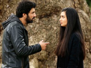 `Kara Para Aşk`... ÖMER VE ELİF ROMA`DAN İPUCUYLA DÖNÜYOR!